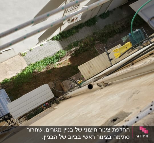 צינורות מים ומזגן על קיר חיצוני